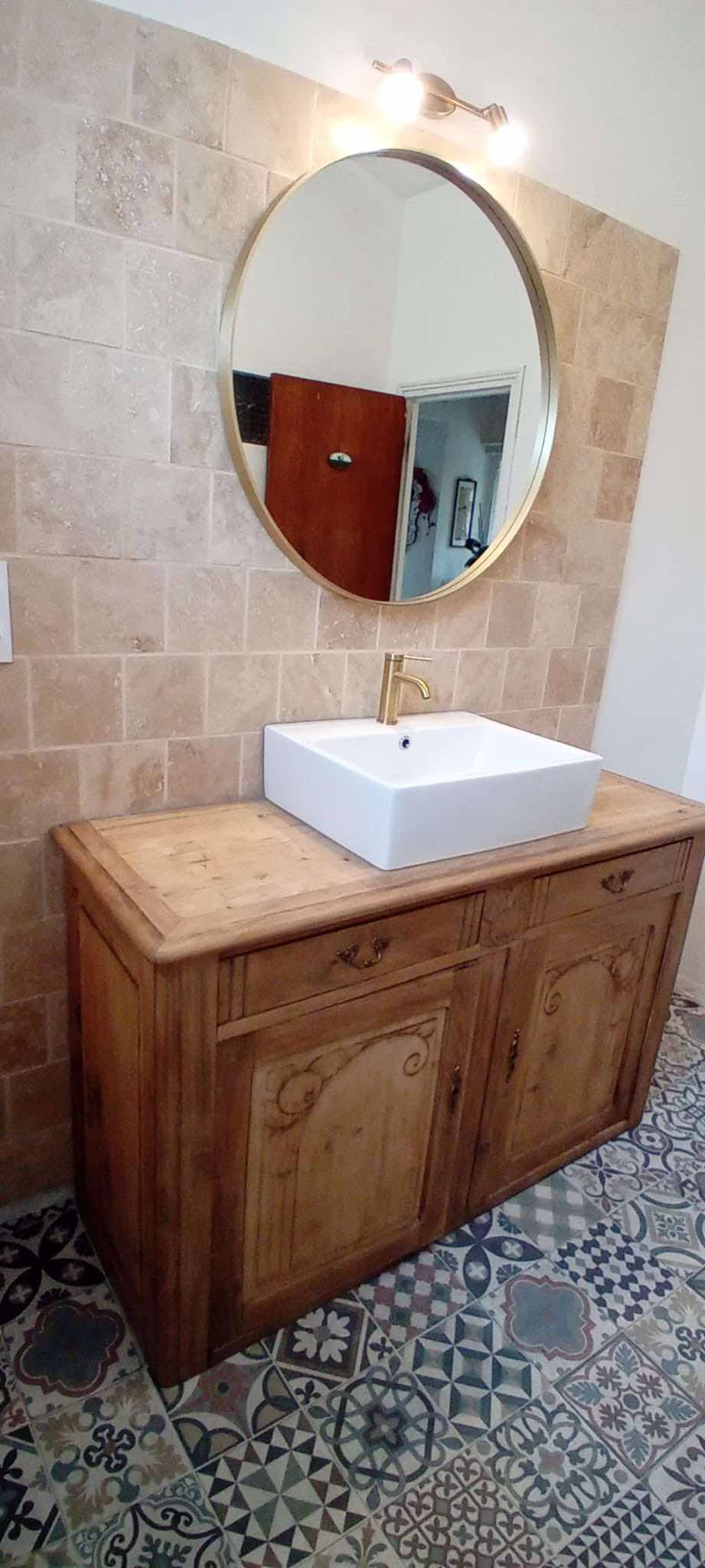 Parement mur de salle de bain en Travertin 15 x 15 cm collée