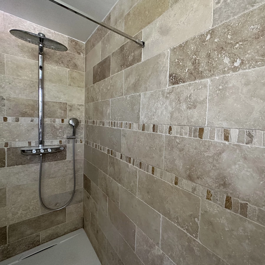 Parement mural douche en Travertin 15 x 15 cm collée