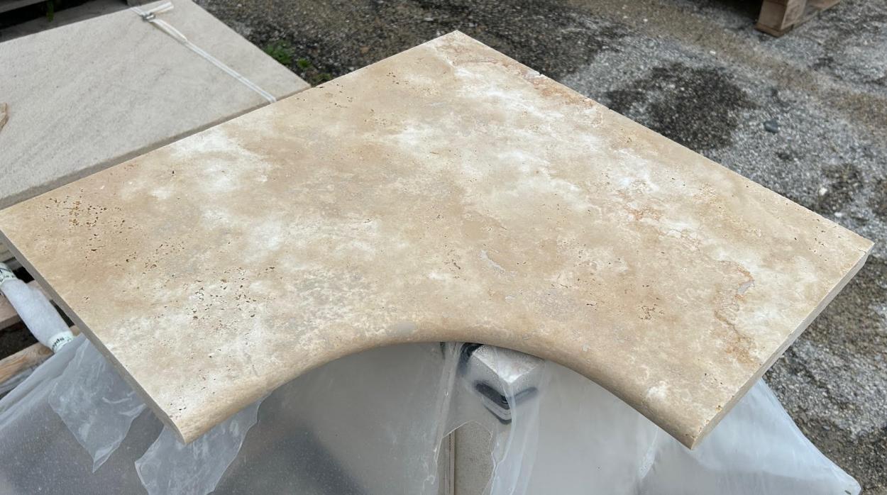Angle de margelle non standard en Travertin pour piscine