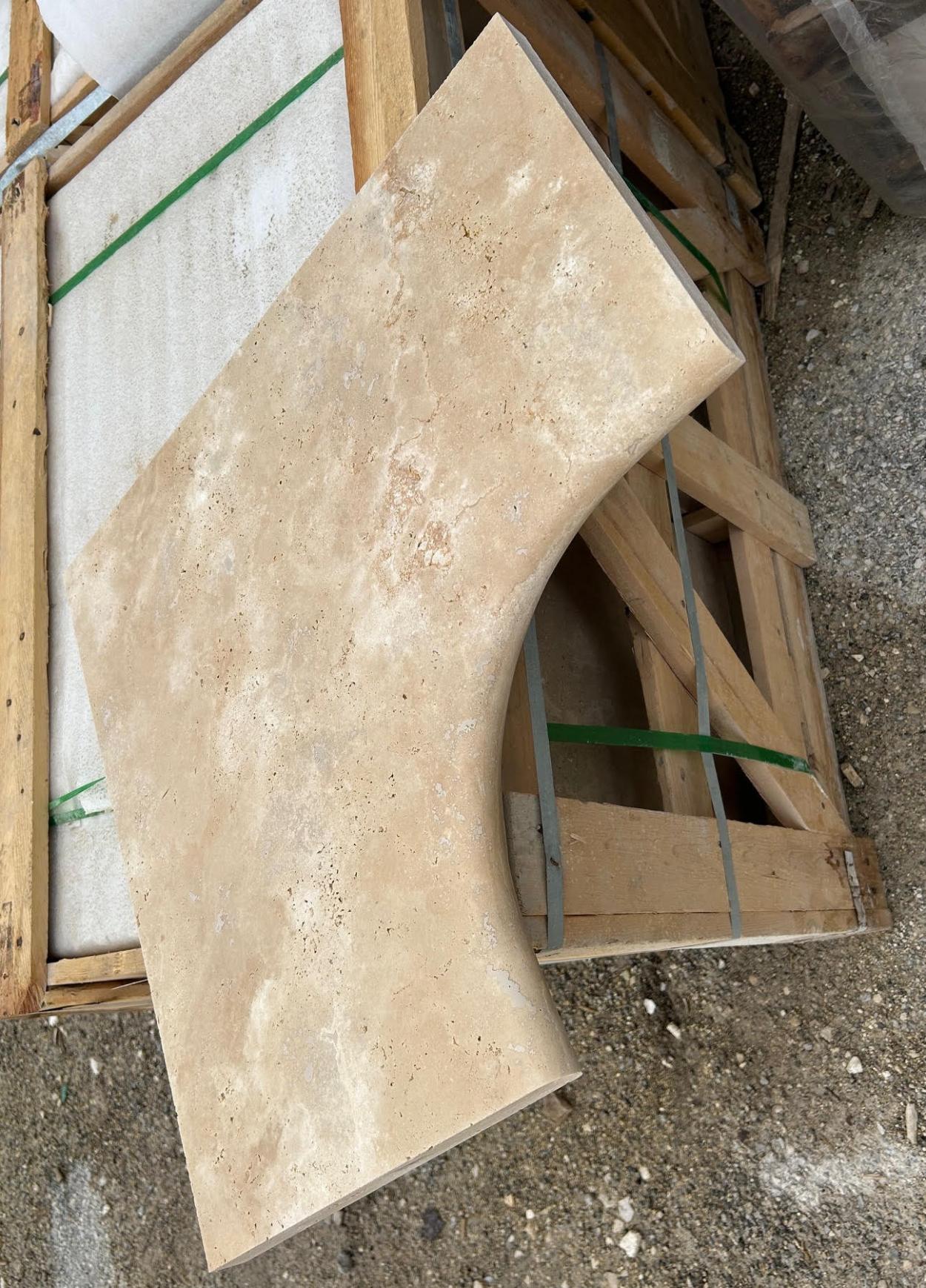 Angle de margelle sur mesure en Travertin pour piscine