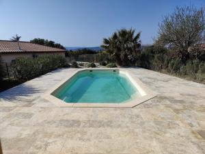 Photo Travertin pierre pour terrasse et plage de piscine en extérieur à NIMES