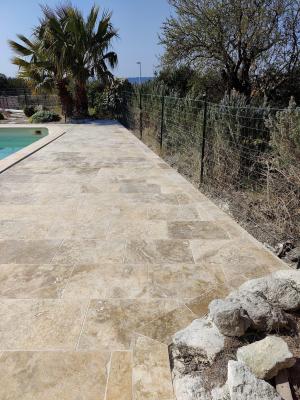 Photo Travertin pierre naturelle pour terrasse et plage de piscine en extérieur à NIMES