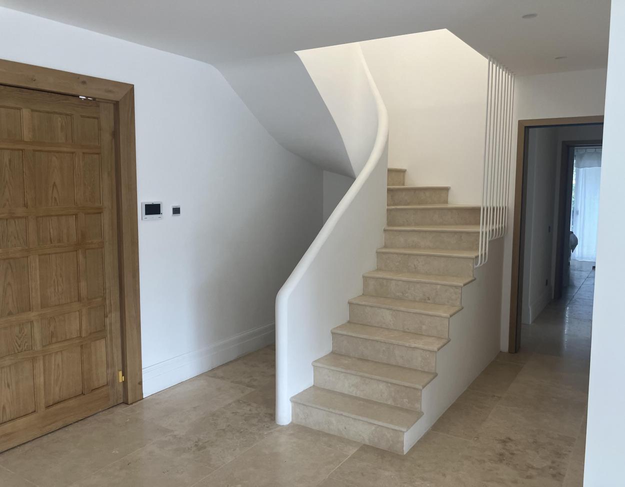 Escalier 2 quarts tournant avec semelles et contremarches balancées en pierre naturelle Travertin Toplight + dallage  90x60cm 