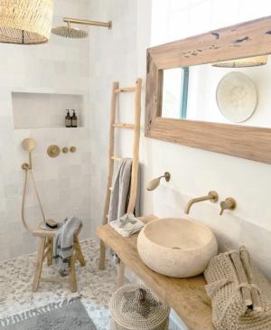 Photo Salle de bain avec vasque en Travertin à poser sur meuble ou plan